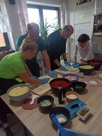 Przygotowanie pizzy przez uczestników