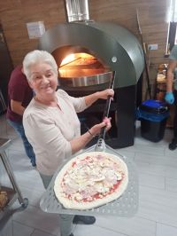 Uczestnik z wykonaną przez siebie pizzą