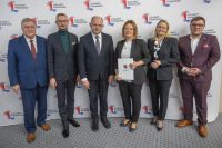 Uroczyste wręczenie umowy na realizację grantów na kluby seniora, fot. Mikołaj Kuras dla UMWKP